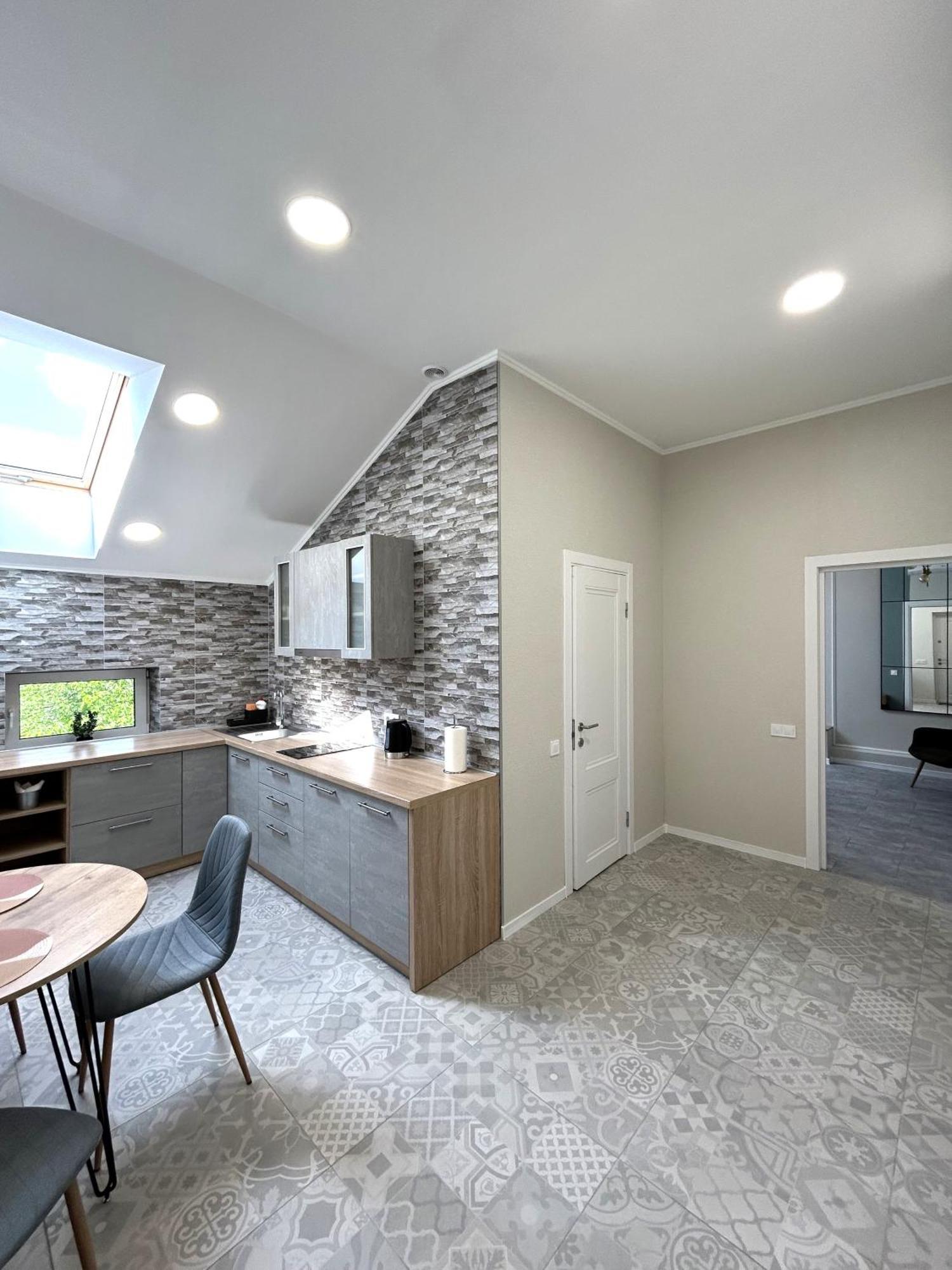 Modern Apartment, 5Mins To Rynok Square 利沃夫 外观 照片